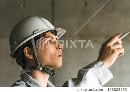 一名男子戴著頭盔 108822263