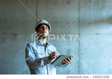 一名男子戴著頭盔 108822266