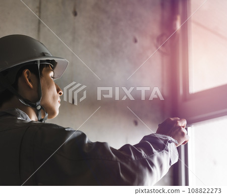 一名男子戴著頭盔 108822273