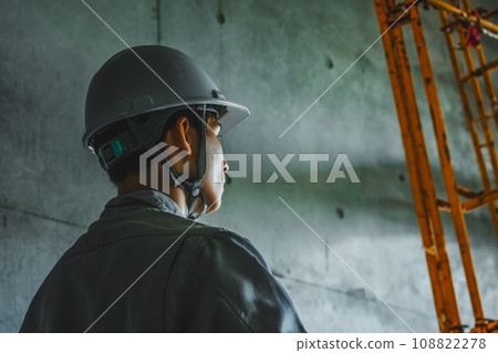 一名男子戴著頭盔 108822278