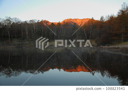 Spectacular view of Misuzu Pond [Minamimaki Village, Nagano Prefecture (Yatsugatake Highland Lodge)] 108823541