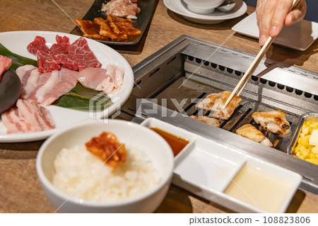 多汁美味的烤肉 108823806