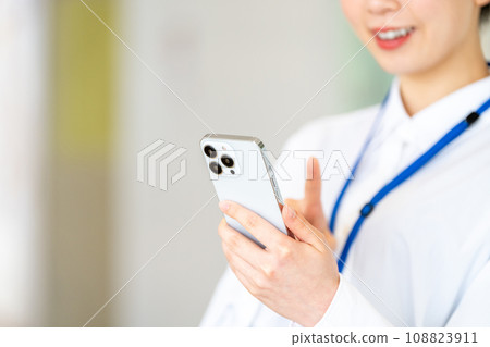A young woman operating a smartphone. (Parts model) Photography cooperation: Ariake College of Education and Arts 108823911