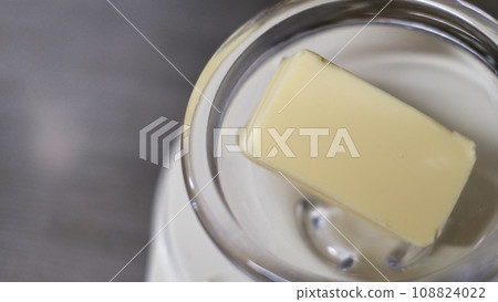 將奶油放在秤上 108824022