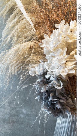以垂直構圖拍攝的乾燥花 108824160