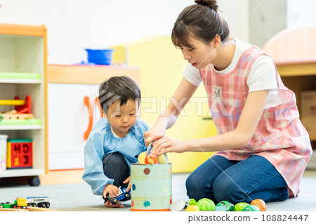 幼兒園老師和幼稚園小朋友一起玩耍。攝影合作：有明教育藝術專門學校 108824447