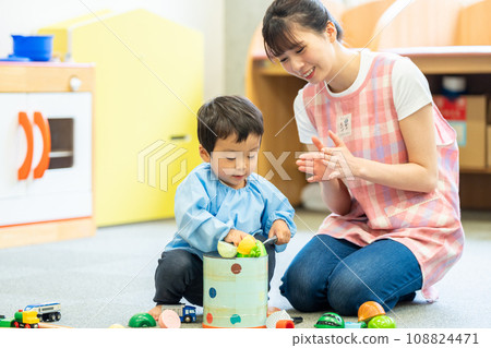 幼兒園老師和幼稚園小朋友一起玩耍。攝影合作:有明教育藝術專門學校 幼兒園老師和幼稚園小朋友一起玩耍。攝影合作:有明教育藝術專門學校 108824471