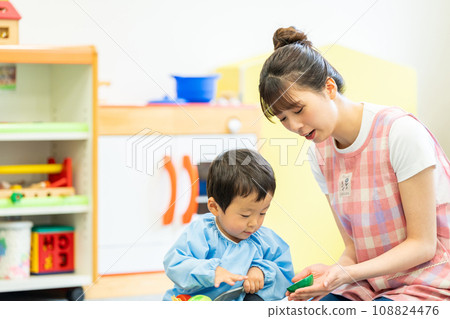 幼兒園老師和幼稚園小朋友一起玩耍。攝影合作：有明教育藝術專門學校 108824476