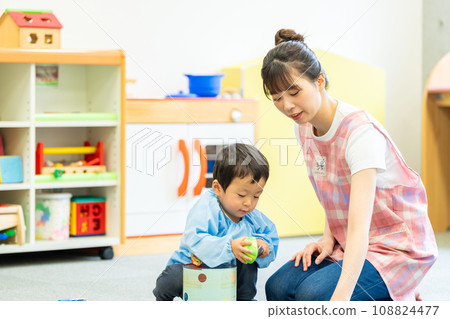 幼兒園老師和幼稚園小朋友一起玩耍。攝影合作：有明教育藝術專門學校 108824477