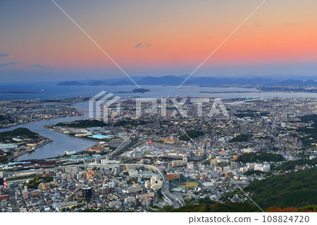 [Fukuoka Prefecture] Kitakyushu City at dusk (Mount Sarakura Observatory) 108824720