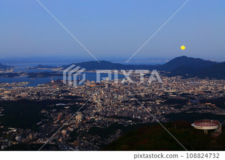 [福岡縣]北九州市的滿月和夜景（猿倉山展望台） 108824732