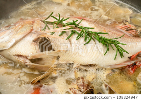 Acqua pazza Ingredients: cherry tomatoes, parsley 108824947