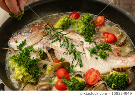 Acqua pazza Ingredients: cherry tomatoes, parsley 108824949