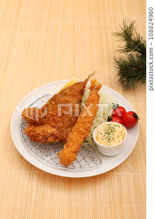 Assorted fried seafood 108824960