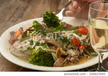 Aquapazza wine 108825093