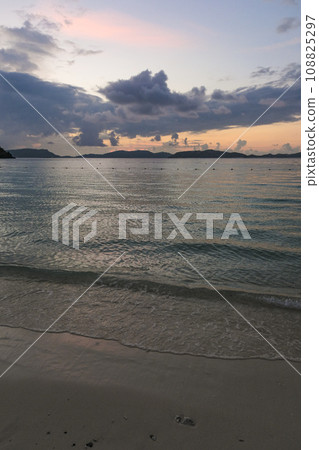 黃昏時分，渡嘉敷海灘平靜的海浪 108825297