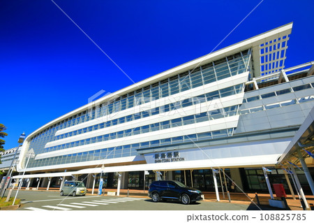 [Saga Prefecture] Clear skies at the west exit of Shin-Tosu Station 108825785