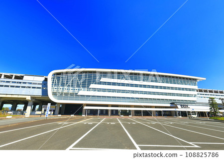 [Saga Prefecture] Clear skies at the west exit of Shin-Tosu Station 108825786