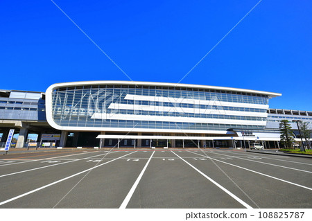 [Saga Prefecture] Clear skies at the west exit of Shin-Tosu Station 108825787