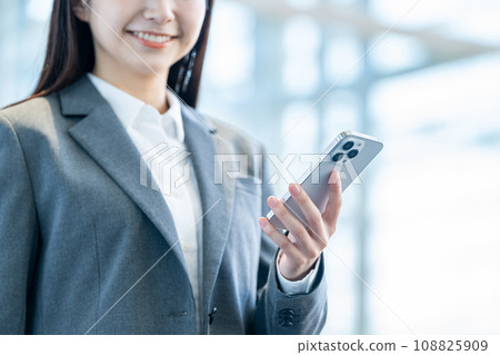 操作智慧型手機的商務人士。 （部分） 108825909