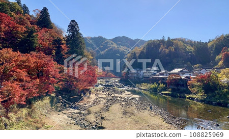 Mt. Iimori and the Tomoe River in autumn foliage <Korankei/Asuke Town, Toyota City, Aichi Prefecture> 108825969