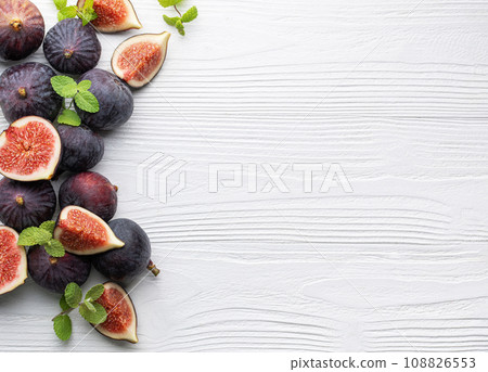 Fresh ripe figs 108826553