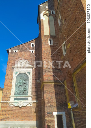 Krakow, Poland - Facade of the St. Mary's Church in the main square of Krakow, on a sunny day 108827120