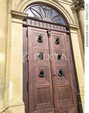 Bronze heads on the door of the Mariacki, the Church of St Mary in Krakow, Poland 108827122