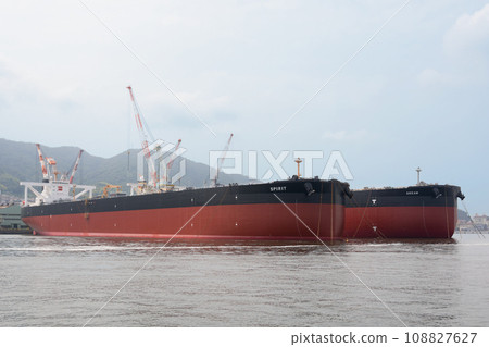 300,000 ton crude oil tanker before completion 300,000 ton crude oil tanker before completion 108827627