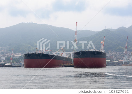 300,000 ton crude oil tanker before completion 108827631