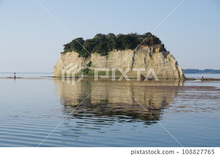 Mitsuke Island in the early morning May 2023 108827765