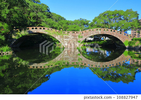 [Nagasaki Prefecture] Spectacle Bridge in Isahaya Park on a clear day 108827947