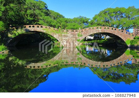 [Nagasaki Prefecture] Spectacle Bridge in Isahaya Park on a clear day 108827948