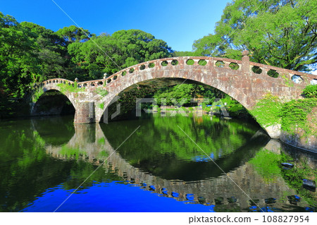 [Nagasaki Prefecture] Spectacle Bridge in Isahaya Park on a clear day 108827954