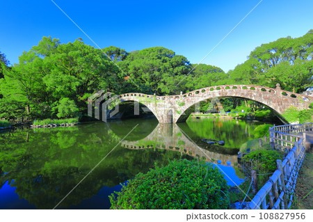 [Nagasaki Prefecture] Spectacle Bridge in Isahaya Park on a clear day 108827956
