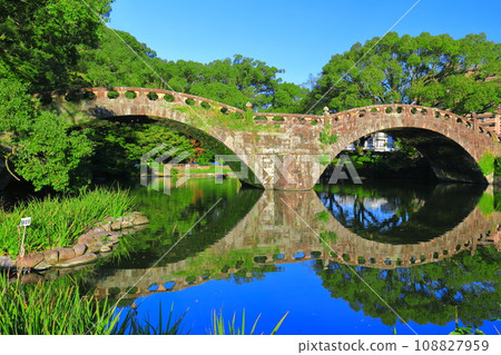 [Nagasaki Prefecture] Spectacle Bridge in Isahaya Park on a clear day 108827959