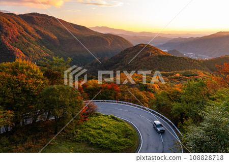 [Tochigi Prefecture] View of Nikko Irohazaka at the peak of autumn leaves and Kurokamidaira at dawn 108828718