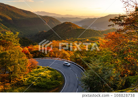 [Tochigi Prefecture] View of Nikko Irohazaka at the peak of autumn leaves and Kurokamidaira at dawn 108828738