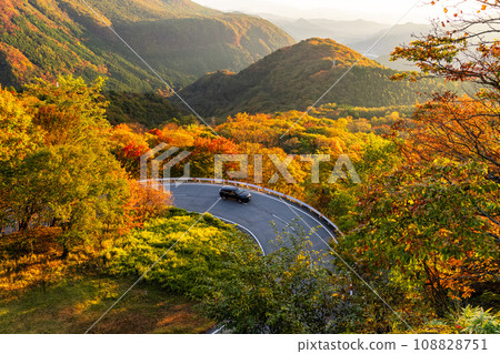 [Tochigi Prefecture] View of Nikko Irohazaka at the peak of autumn leaves and Kurokamidaira at dawn 108828751