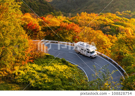 [Tochigi Prefecture] View of Nikko Irohazaka at the peak of autumn leaves and Kurokamidaira at dawn 108828754