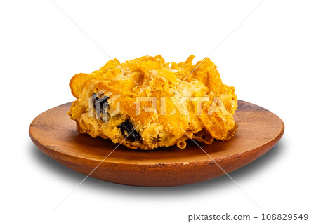 Single delicious homemade crispy corn flakes cooky in wooden plate. 108829549