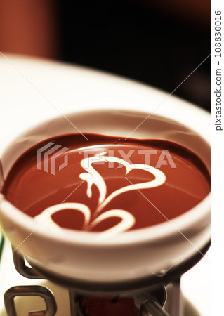 Hot chocolate with heart shape of white cream 108830016