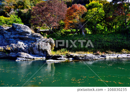 埼玉縣秋季長瀞溪谷風景 108830235