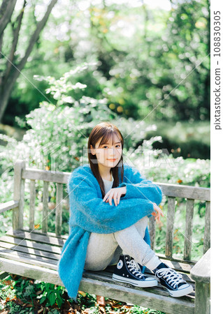 Outdoor female portrait 108830305