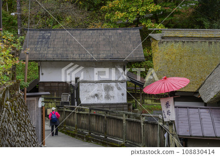 東京青梅市禦岳神社的走道,這是一家古色古香的茶館,有令人印象深刻的紅色日本雨傘 東京青梅市禦岳神社的走道,這是一家古色古香的茶館,有令人印象深刻的紅色日本雨傘 108830414