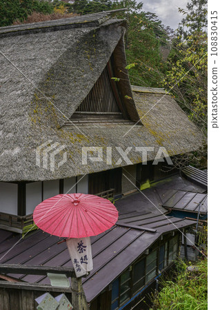 東京青梅市禦岳神社的走道,這是一家古色古香的茶館,有令人印象深刻的紅色日本雨傘 東京青梅市禦岳神社的走道,這是一家古色古香的茶館,有令人印象深刻的紅色日本雨傘 108830415