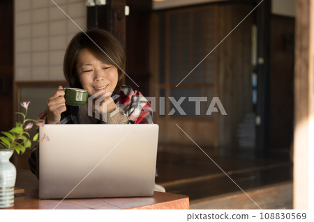 A housewife who teleworks or works remotely in an old house in the countryside, a woman who works on a computer, a woman who is worried about shopping, etc. A housewife who teleworks or works remotely in an old house in the countryside, a woman who works on a computer, a woman who is worried about shopping, etc. 108830569