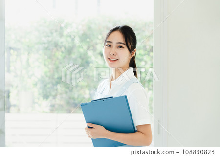 站在窗邊的年輕女性護理人員 108830823
