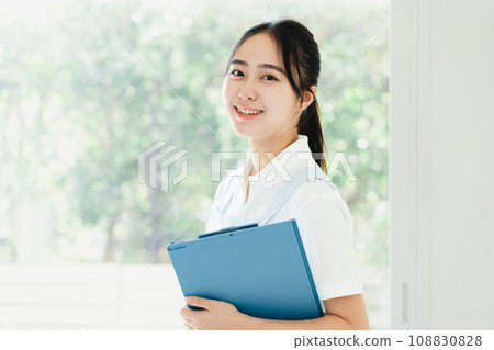 站在窗邊的年輕女性護理人員 108830828