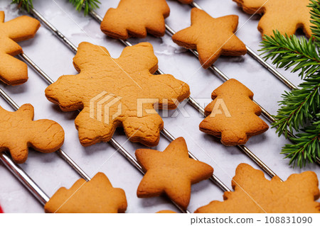 Gingerbread cookies and fir tree branch Gingerbread cookies and fir tree branch 108831090